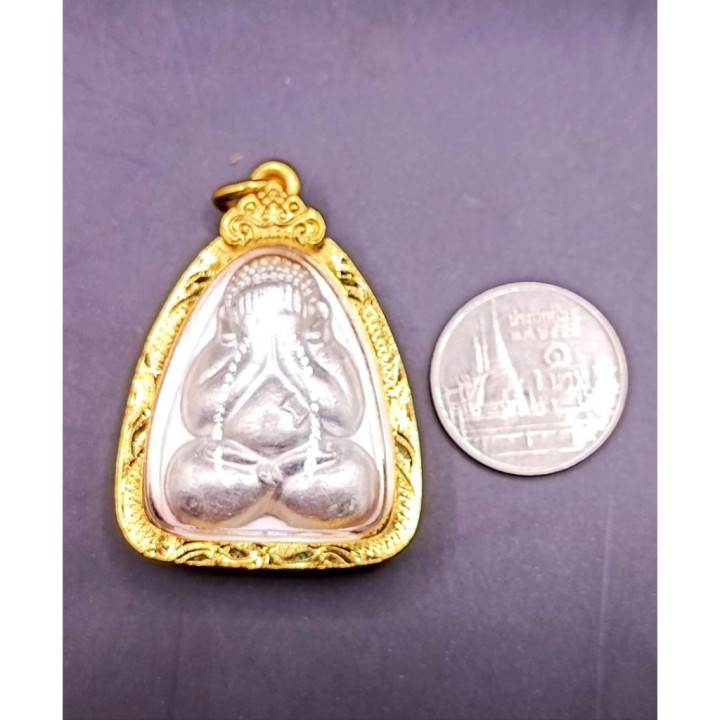 Phra Pidta Luang Por Pae Buddha Amulet