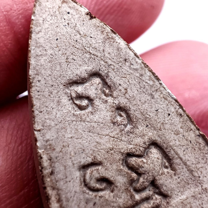 Phra Phuttho Noi Mae Chee Boon Ruean Buddha Amulet